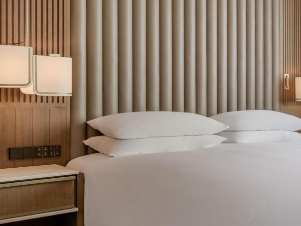 JW Marriott Hotel Madrid : photo 4 de la chambre suite junior lit king-size avec balcon - vue sur panorama urbain