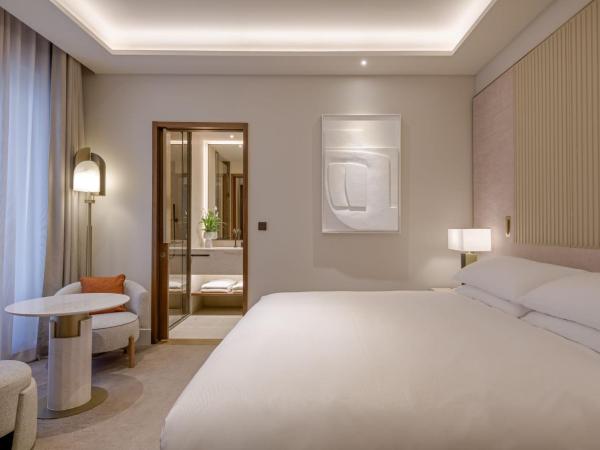 JW Marriott Hotel Madrid : photo 4 de la chambre chambre de luxe avec lit king-size et vue sur la cour