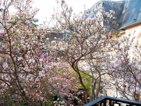 Renaissance Paris Nobel Tour Eiffel Hotel : photo 5 de la chambre suite magnolia plus spacieuse 1 lit king size et canapé-lit - vue sur jardin