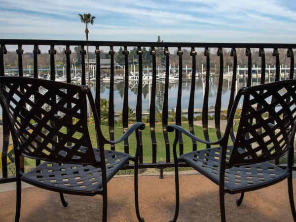 The Westin Sacramento Riverfront Hotel & Spa : photo 6 de la chambre grande chambre d’angle lit king-size avec balcon - vue sur rivière