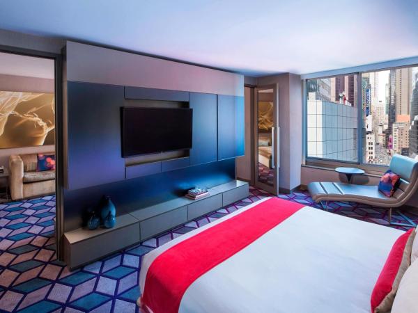 W New York - Times Square : photo 2 de la chambre suite lit king-size fantastic avec canapé-lit - vue sur broadway