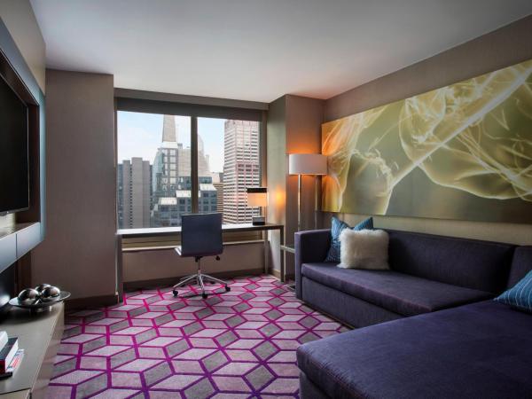 W New York - Times Square : photo 1 de la chambre suite lit king-size fantastic avec canapé-lit - vue sur broadway
