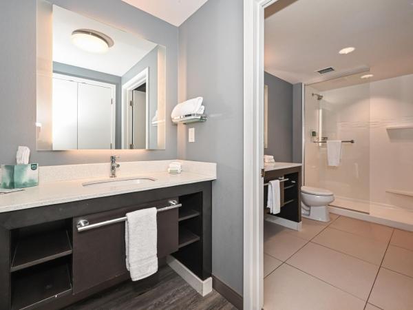 Residence Inn by Marriott Myrtle Beach Oceanfront : photo 9 de la chambre one-bedroom king suite with bunk beds and balcony