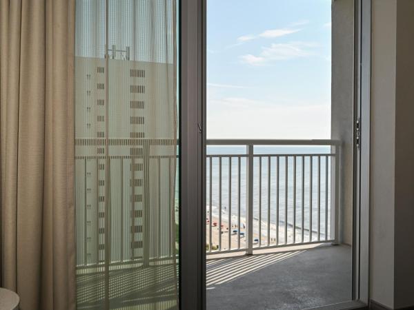Residence Inn by Marriott Myrtle Beach Oceanfront : photo 6 de la chambre king studio suite with sofa bed and balcony