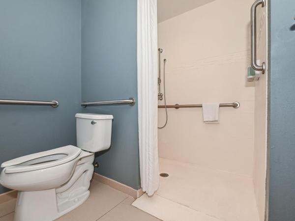 Residence Inn by Marriott Myrtle Beach Oceanfront : photo 4 de la chambre king studio suite with sofa bed and balcony