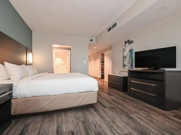 Residence Inn by Marriott Myrtle Beach Oceanfront : photo 1 de la chambre one-bedroom king suite with bunk beds and balcony