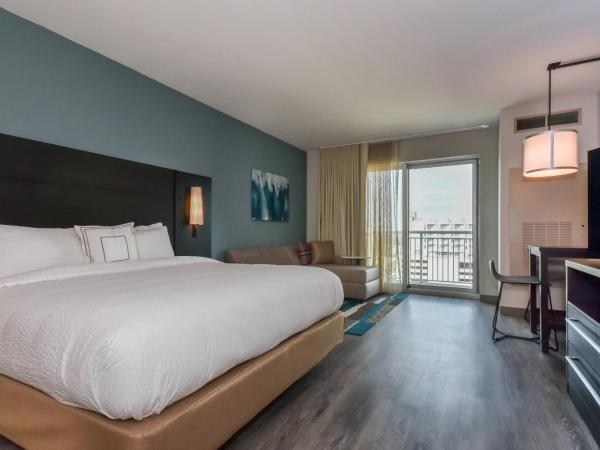 Residence Inn by Marriott Myrtle Beach Oceanfront : photo 5 de la chambre one-bedroom king suite with bunk beds and balcony