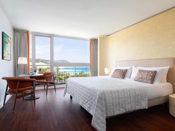 Le Meridien Nice : photo 1 de la chambre chambre lit king-size deluxe - vue sur mer et jardin, lit king