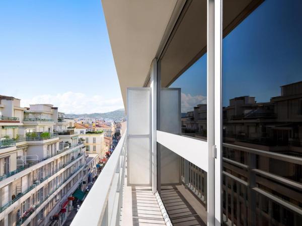 Le Meridien Nice : photo 3 de la chambre chambre lit king-size deluxe - vue sur ville