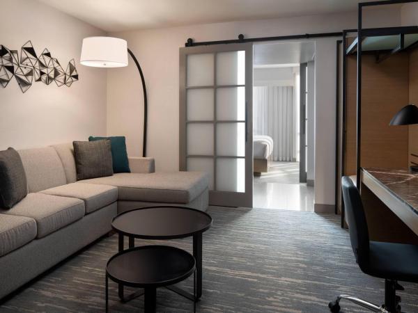 Vancouver Airport Marriott Hotel : photo 2 de la chambre suite junior lit king-size avec canapé-lit