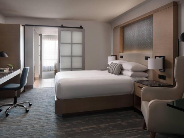 Vancouver Airport Marriott Hotel : photo 2 de la chambre suite junior lit king-size Étage supérieur avec canapé-lit - vue sur ville