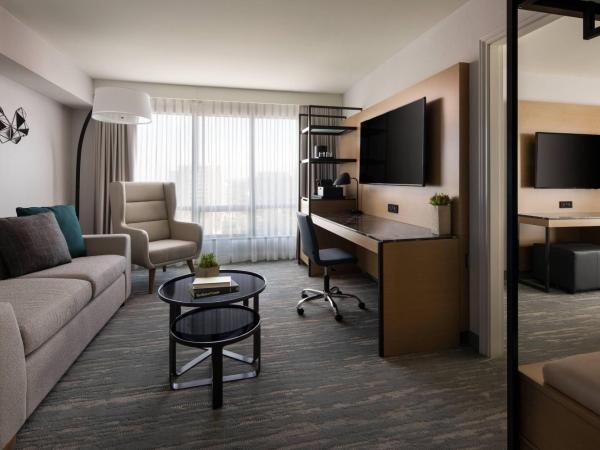 Vancouver Airport Marriott Hotel : photo 1 de la chambre suite exécutive d'angle lit king-size avec canapé-lit et balcon