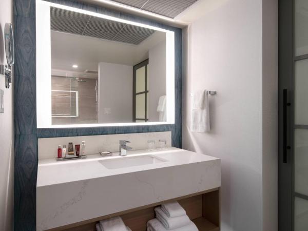 Vancouver Airport Marriott Hotel : photo 6 de la chambre suite junior lit king-size avec canapé-lit