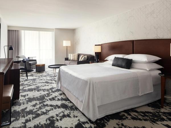 Sheraton Vancouver Airport Hotel : photo 2 de la chambre suite junior lit king-size avec balcon