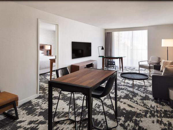 Sheraton Vancouver Airport Hotel : photo 3 de la chambre suite exécutive avec 1 lit king-size