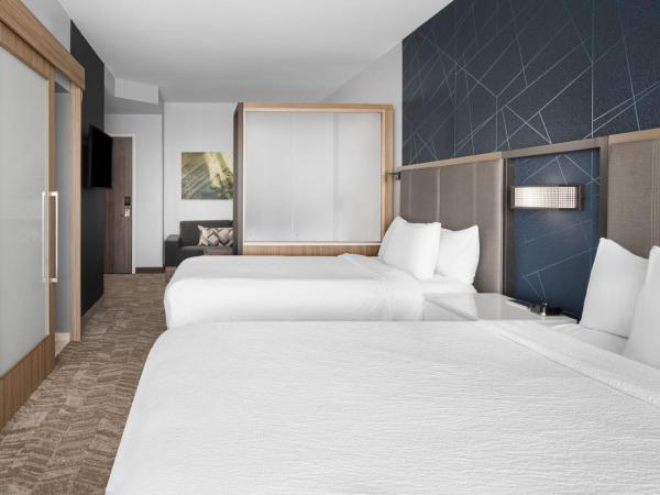 SpringHill Suites by Marriott Myrtle Beach Oceanfront : photo 3 de la chambre suite lit queen-size avec canapé-lit et balcon - côté océan