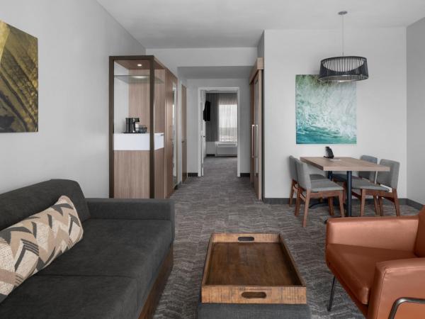 SpringHill Suites by Marriott Myrtle Beach Oceanfront : photo 2 de la chambre suite 1 chambre lit queen-size avec canapé-lit et balcon - côté océan