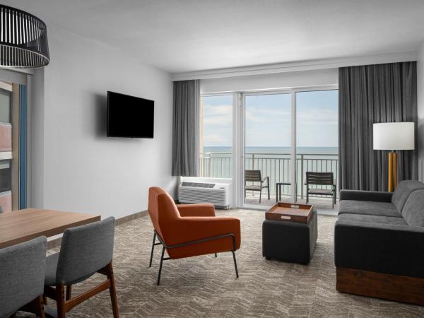 SpringHill Suites by Marriott Myrtle Beach Oceanfront : photo 1 de la chambre suite 1 chambre lit queen-size avec canapé-lit et balcon - côté océan