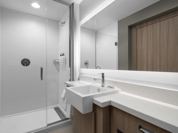 SpringHill Suites by Marriott Myrtle Beach Oceanfront : photo 7 de la chambre suite lit king-size avec canapé-lit et balcon - côté océan