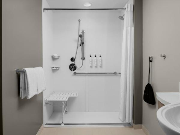 SpringHill Suites by Marriott Myrtle Beach Oceanfront : photo 8 de la chambre suite lit king-size avec canapé-lit et balcon - côté océan