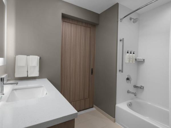 SpringHill Suites by Marriott Myrtle Beach Oceanfront : photo 6 de la chambre suite 1 chambre lit queen-size avec canapé-lit et balcon - côté océan