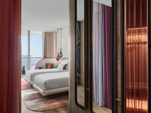 W Dubai - Mina Seyahi, Adults Only : photo 3 de la chambre hébergement fantastique lits jumeaux avec balcon - vue sur mer