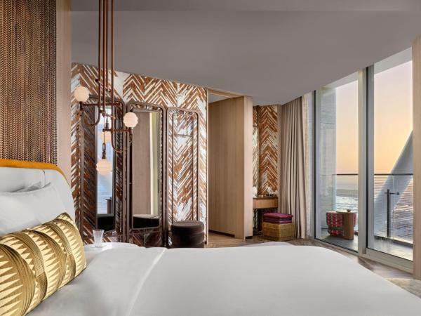 W Dubai - Mina Seyahi, Adults Only : photo 4 de la chambre fantastic king suite - sea view, w-ip access to farrago bar,includes selected drinks/cocktails and small bites from 5-7 pm, daily