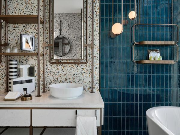 W Dubai - Mina Seyahi, Adults Only : photo 6 de la chambre fantastic king suite - sea view, w-ip access to farrago bar,includes selected drinks/cocktails and small bites from 5-7 pm, daily