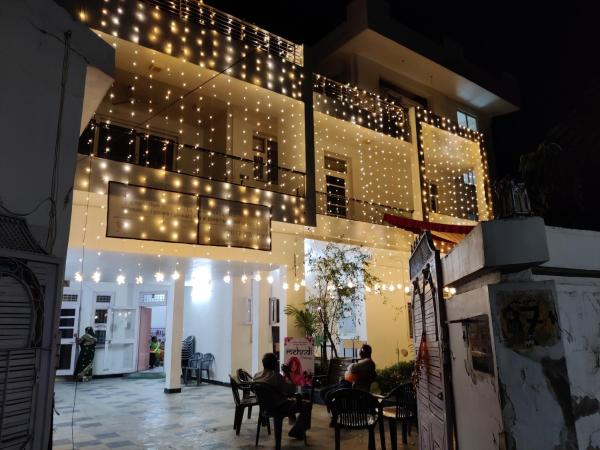 House No 87A : photo 1 de la chambre chambre familiale avec salle de bains privative