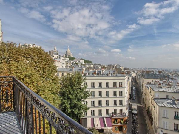 Timhotel Montmartre : photo 4 de la chambre chambre triple supérieure avec balcon - vue sur tour eiffel et sacré-coeur