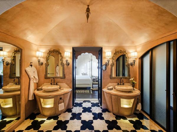 Fairmont Jaipur : photo 4 de la chambre deluxe room twin- (non smoking) 02 pint of beer per room per stay, 20% off on spa,f&b and laundry, evening rituals shaam-e-khaas, happy hours ( buy 1 get 1) at anjum bar on selected beverages.