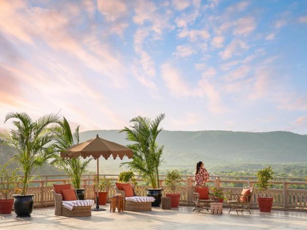 Fairmont Jaipur : photo 7 de la chambre terrace suite cocktail hours at club lounge, butler on call,complimentary 2 pint of beerper room per stay, 20% off on spa,f&b and laundry, evening rituals shaam-e-khaas, happy hours ( buy 1 get 1) at anjum bar on selected beverages.