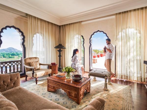 Fairmont Jaipur : photo 8 de la chambre terrace suite cocktail hours at club lounge, butler on call,complimentary 2 pint of beerper room per stay, 20% off on spa,f&b and laundry, evening rituals shaam-e-khaas, happy hours ( buy 1 get 1) at anjum bar on selected beverages.