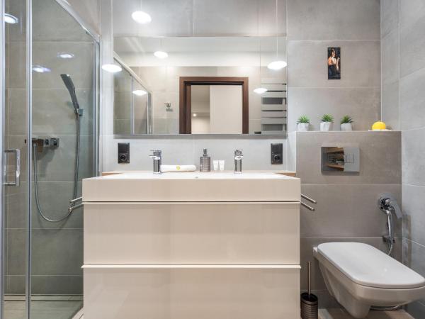 InPoint Apartments G13 near Old Town & Kazimierz : photo 6 de la chambre appartement 3 chambres avec 2 salles de bains et balcon