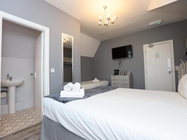 Hotel Anfield : photo 1 de la chambre chambre triple avec salle de bains privative