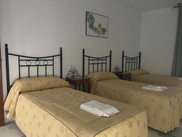 Hostal Almanzor : photo 1 de la chambre chambre triple