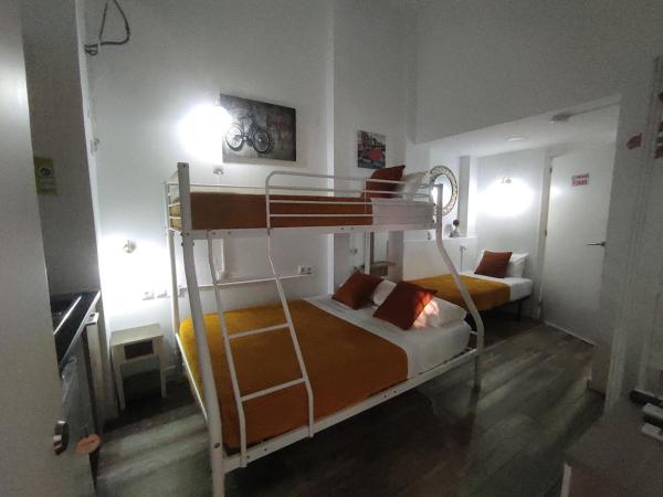 hostal olozaga : photo 2 de la chambre chambre quadruple confort