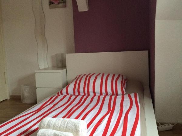 Ela Apartments Berlin : photo 6 de la chambre chambre simple avec salle de bains commune