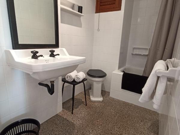 Hostal Santa Ana : photo 3 de la chambre chambre familiale