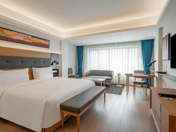 Holiday Inn Shanghai Hongqiao Central, an IHG Hotel : photo 1 de la chambre chambre lit king-size premium avec baignoire