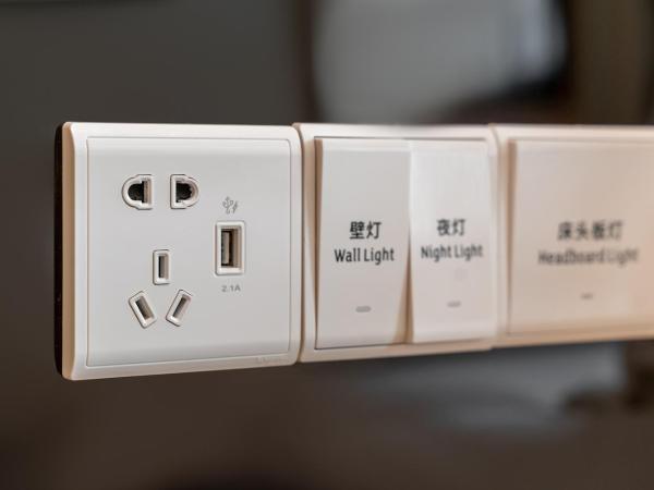 Holiday Inn Shanghai Hongqiao Central, an IHG Hotel : photo 7 de la chambre chambre lit king-size premium avec baignoire