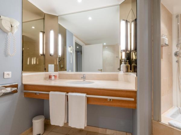 Holiday Inn Nice - Port St Laurent, an IHG Hotel : photo 8 de la chambre chambre double standard avec 2 lits doubles - vue sur ville