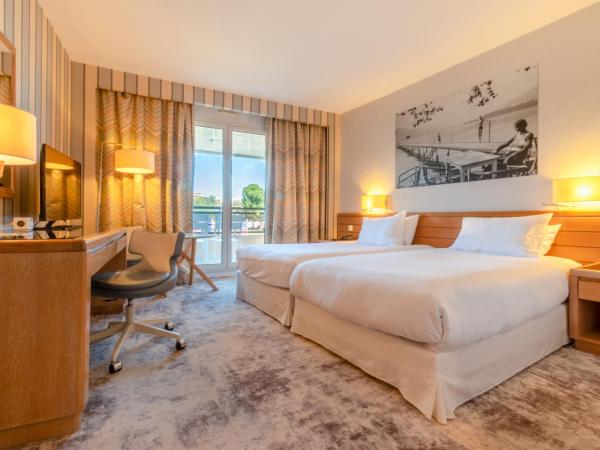 Holiday Inn Nice - Port St Laurent, an IHG Hotel : photo 2 de la chambre chambre standard 2 lits simples pour personnes à mobilité réduite avec balcon - vue sur montagne et ville