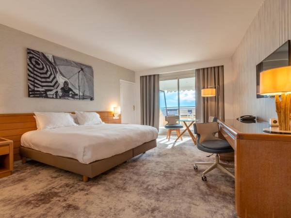 Holiday Inn Nice - Port St Laurent, an IHG Hotel : photo 2 de la chambre suite lit king-size et canapé-lit avec balcon côté mer - vue sur mer