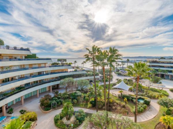Holiday Inn Nice - Port St Laurent, an IHG Hotel : photo 3 de la chambre suite lit king-size avec balcon - vue sur mer