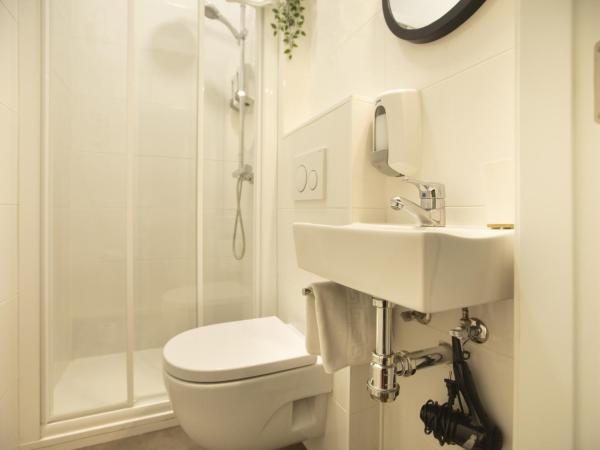 Alojamientos Cantíber : photo 2 de la chambre chambre familiale avec salle de bains privative