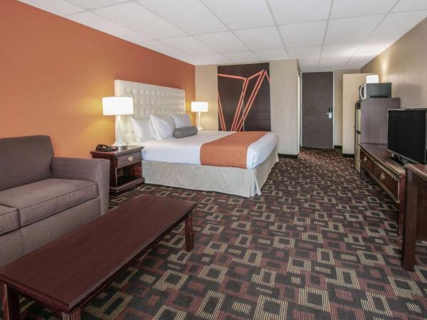 Howard Johnson by Wyndham Oklahoma City OKC Airport, Fairgrounds, I40 : photo 1 de la chambre suite studio lit king-size - non-fumeurs