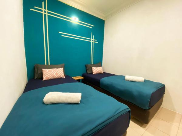 Hotel 91 Taman Daya : photo 2 de la chambre chambre lits jumeaux avec salle de bains