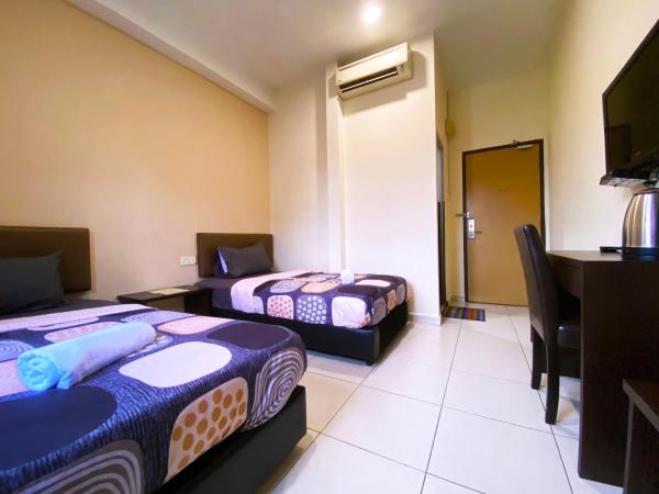 Ze Xiang Hotel - Desa Jaya Ikea Self Check in : photo 3 de la chambre chambre lits jumeaux avec salle de bains