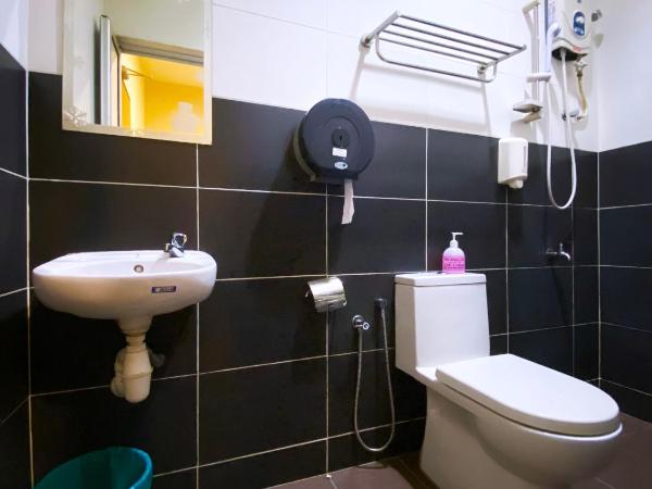 Ze Xiang Hotel - Desa Jaya Ikea Self Check in : photo 6 de la chambre chambre lits jumeaux avec salle de bains